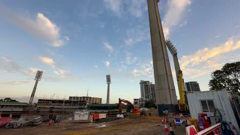 Waca-Lichter-Ragen-über-Dem-Horizont-Und-Schwenken-Nach-Unten-Zur-Baustelle-Des-Cricketplatzes