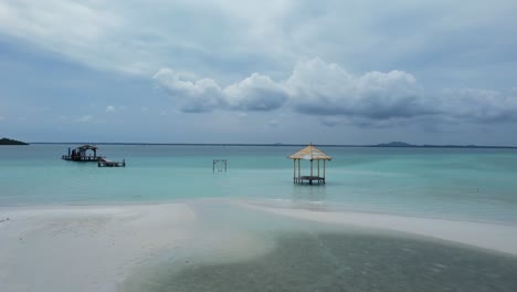 Luftaufnahme-Einer-Glücklichen-Jungen-Asiatischen-Frau-In-Einem-Badeanzug,-Die-An-Einem-Tropischen-Sandstrand-Läuft