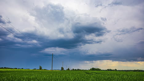 Die-Wolkendecke-Schließt-Sich-Langsam-über-Einer-Grünen-Landschaft