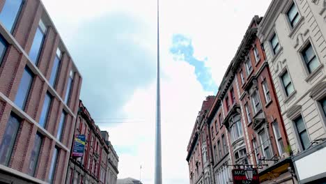 Un-Escaneo-4k-Hacia-Abajo-De-La-Aguja-De-Dublín-Caminando-Por-Una-Calle-Peatonal-Hacia-El-Portal-De-Dublín-Y-La-Aguja-En-La-Calle-O&#39;connell