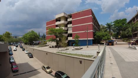 Timelapse-De-Estudiantes-Y-Tráfico-En-El-Campus-De-La-Universidad-Autónoma-De-Honduras