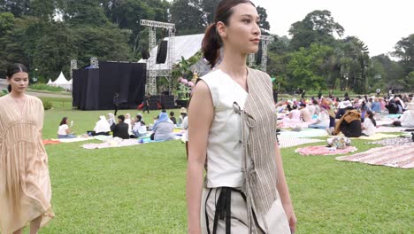 Models-Präsentieren-Indonesische-Mode-Auf-Einem-Laufsteg-Im-Freien-Beim-Sunset-Di-Kebun-Konzert