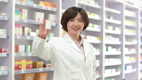 Smiling-pharmacists-is-recommending-or-explain-the-use-of-medicines-or-dietary-supplements-to-customers-who-buy-medicines-in-pharmacy-store-drug