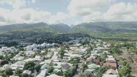 Pan-shot-of-Reunion-Island,-France-with-Saint-Denis-City