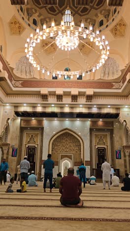 UAE:-Faithful-offer-a-prayer-in-Sheikh-Rashid-Bin-Maktoum-Bin-Rashid-Mosque-in-Dubai,-United-Arab-Emirates