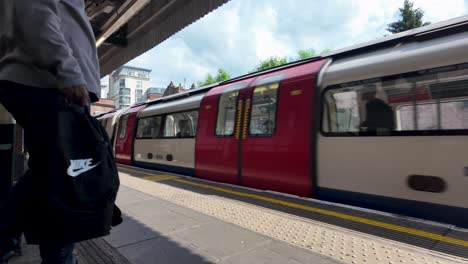 Línea-Jubileo-Llegando-Al-Tren-De-La-Estación-Willesden-Green-Viajeros-Esperando-Para-Subir-A-La-Plataforma