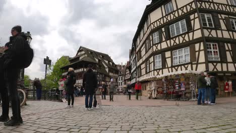 Lapso-De-Tiempo-En-La-Pequeña-Francia-Con-Casas-Tradicionales-Con-Entramado-De-Madera-A-Lo-Largo-Del-Canal---Estrasburgo,-Francia