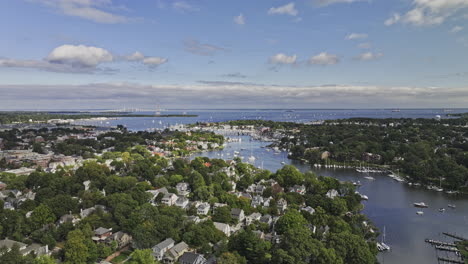 Annapolis-Maryland-Aerial-V2-Flyover-Spa-Creek-Zona-Residencial-Que-Captura-Vistas-Del-Puerto,-El-Centro-De-La-Ciudad,-El-Capitolio-Estatal,-La-Academia-Navel-De-EE.-UU.-Y-El-Río-Severn---Filmado-Con-Mavic-3-Pro-Cine---Septiembre-De-2023