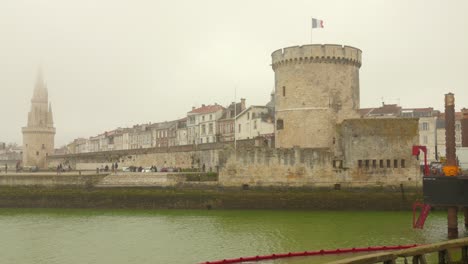 Las-Torres-Y-La-Muralla-De-La-Ciudad-De-La-Rochelle-Son-Los-Restos-De-Las-Fortificaciones-Marítimas-Medievales.