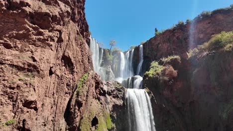 Touristen-Posieren-Neben-Dem-Wasserfall-Ouzoud-Falls-In-Marokko,-Nordafrika