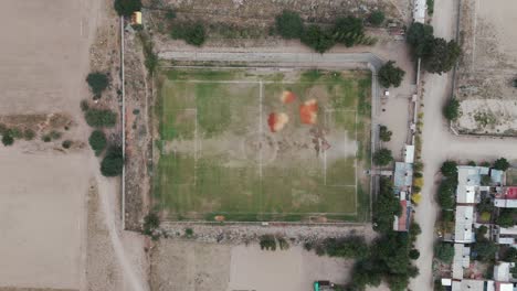 Toma-De-Arriba-Hacia-Abajo-Con-Un-Dron-De-Un-Campo-De-Fútbol-O-Fútbol-Vacío-En-La-Ciudad-De-Cafayate,-Salta,-En-Argentina,-Sudamérica.