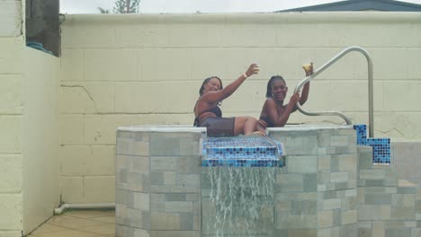 Chicas-Jóvenes-En-Bikini-Aprovechan-Al-Máximo-Un-Día-Soleado-En-La-Piscina.