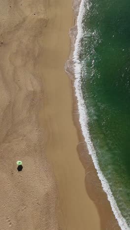 Vista-Vertical-De-Una-Playa-Del-Pacífico-Mexicano-En-Huatulco,-Oaxaca.