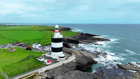 Lugares-épicos-De-Wexford-Espectacular-Sobrevolar-El-Faro-De-Hook-Head-Y-La-Costa-Salvaje-De-La-Península-De-Hook,-Irlanda