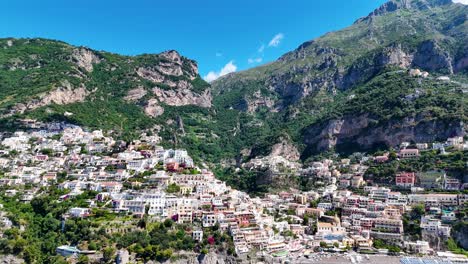 Impresionante-Perspectiva-Aérea:-Casas-Junto-Al-Acantilado-De-Positano,-Costa-De-Amalfi,-Campania,-Italia,-Europa