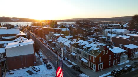 Verschneite-Stadt-Mit-Wehender-Flagge-Von-Amerika-Bei-Goldenem-Sonnenaufgang