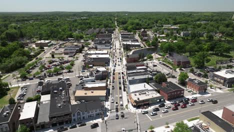 Brighton,-Michigan-downtown-with-traffic-and-drone-video-moving-in