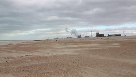 Industrie-Im-Hintergrund-In-Der-Nähe-Des-Strandes-In-Dünkirchen,-Frankreich