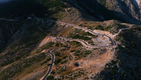 Disparo-Panorámico-Con-Drones-Rodeando-Una-Carretera-Con-Curvas-En-El-Paso-De-Montaña-De-Llogara-En-Albania