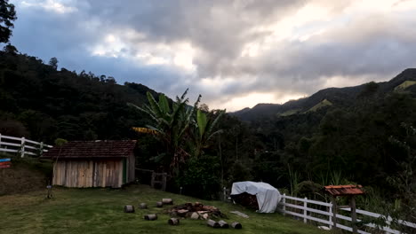 Timelapse-De-Casa-Sencilla-En-Un-Hermoso-Campo-En-Delfim-Moreira,-Bairro-Do-Rosário,-Brasil