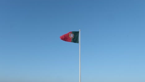 Einsame-Portugiesische-Flagge-Schwebt-Im-Blauen-Himmel