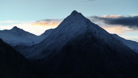 Alpes-Suizos-Saas-Fee-Saastal-Suiza-Aéreo-Drone-Vuelo-Temprano-En-La-Mañana-Amanecer-Atardecer-Anochecer-Montaña-Valle-Alpino-Glaciar-Góndola-Otoño-Movimiento-Hacia-Adelante