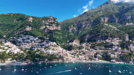 Drohnenansicht-über-Positano,-Häuser-Auf-Den-Berggipfeln,-Azurblaues-Wasser,-Amalfiküste,-Italien