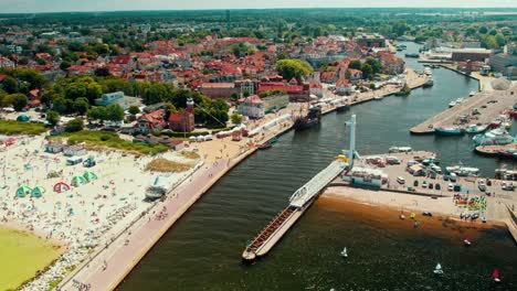 Port-in-a-small-twon-by-the-sea-with-a-foot-bridge