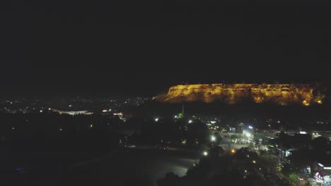 Toma-Aérea-De-Un-Dron-De-La-Ciudad-De-Gwalior-Durante-La-Noche-En-Madhya-Pradesh,-India