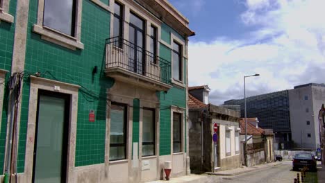 House-fasade-in-Porto,-Portugal