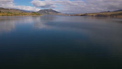 Reveladora-Toma-De-Drones-De-Un-Hermoso-Lago,-Depósito-De-Agua-En-Un-Paisaje-Escénico-En-Un-Día-Soleado