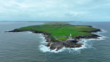 Wexford,-Epische-Orte,-Drohnenaussicht-Vom-Meer-Auf-Die-Halbinsel-Hook-Head-Und-Den-Leuchtturm,-Ein-Schmaler-Landstreifen,-Der-In-Die-Irische-See-Hineinragt,-Irland-Urlaub