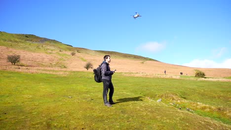 Drohnenpilot-Fliegt-An-Einem-Sonnigen-Tag-Ein-UAS-Im-Brecon-Beacons-Nationalpark,-Wales