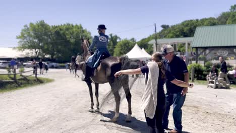 Foto-De-Un-Entrenador-Preparando-Un-Caballo-En-El-Espectáculo-De-Caballos-De-Roca-Que-Sopla.