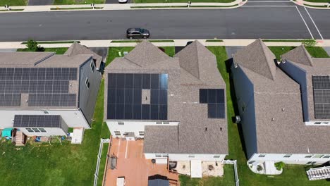 Reflektierende-Sonne-Auf-Solarpanel-Einheiten-Auf-Dem-Dach-Von-Häusern