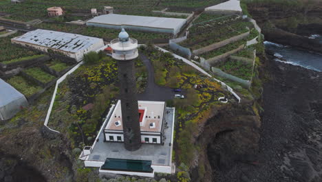 Vista-Aérea-En-órbita-Sobre-El-Hermoso-Faro-De-Punta-Cumplida-En-La-Isla-De-La-Palma