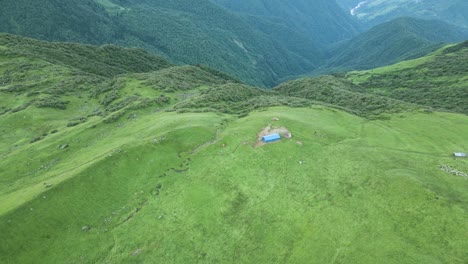 Vista-Aérea-De-La-Colina-Verde-De-La-Montaña-Durante-La-Temporada-De-Monzones-En-Kori,-Nepal