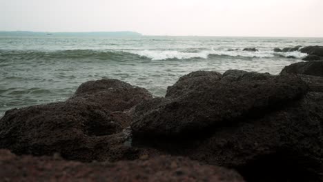 Wellen-Schlagen-An-Einem-Nebligen-Tag-An-Der-Küste-Gegen-Dunkle-Felsen