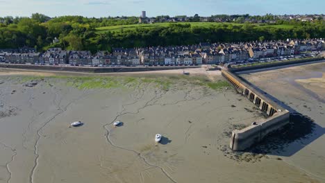 Muelle-Y-Playa-De-Cale-De-L&#39;Épi-Durante-La-Marea-Baja,-Cancale-En-Bretaña,-Francia