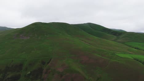 Montañas-Cubiertas-De-Hierba-En-El-Norte-De-Inglaterra