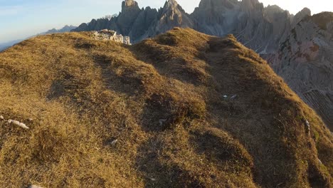 Ascenso-Lento-A-Lo-Largo-De-Un-Acantilado-Cubierto-De-Hierba-Para-Presenciar-El-Brillo-Alpino-En-Los-Picos-Más-Altos-De-Los-Dolomitas.