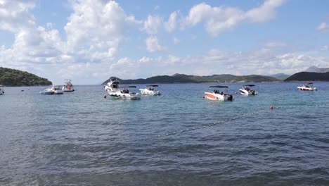 Aparcamiento-Para-Barcos-En-La-Playa-En-Croacia.