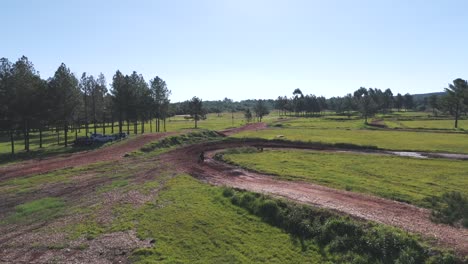 Aficionados-A-Las-Motos-Practican-Motocross-En-Pista-De-Tierra.