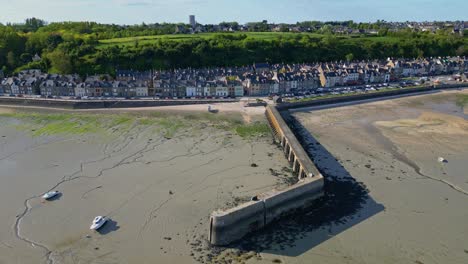 Cale-de-l'Épi-pier-and-beach-during-low-tide,-Cancale-in-Brittany,-France