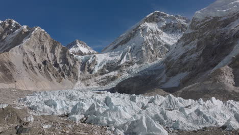 Un-Dron-Captura-El-Majestuoso-Glaciar-Khumbu-En-El-Campamento-Base-Del-Everest,-Nepal