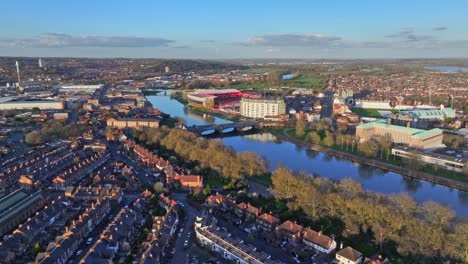 Die-Wiesen-Und-West-Bridgford-In-Nottingham,-England-Sind-Durch-Eine-Londoner-Straße-über-Den-Fluss-Trent-Verbunden