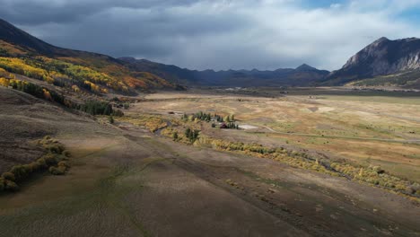 Beautiful-Landscape-of-Colorado-USA-in-Fall-Season,-Aerial-View-of-Valley-and-Colorful-Foliage