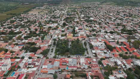 Drohnenaufnahme-Der-Altstadt-Von-Cafayate-In-Salta,-Argentinien,-Mit-Der-Andenkordillere-Im-Hintergrund