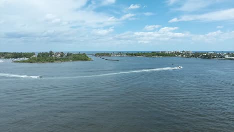 Tire-Hacia-Atrás-Del-Hiperlapso-De-Drones,-Lapso-De-Tiempo-Mirando-Hacia-El-Este-Hacia-El-Parque-Ocean-Inlet-En-Boynton-Beach,-Florida,-Con-Nubes-Que-Se-Mueven-Rápidamente-Y-Barcos-Pasando-Rápidamente