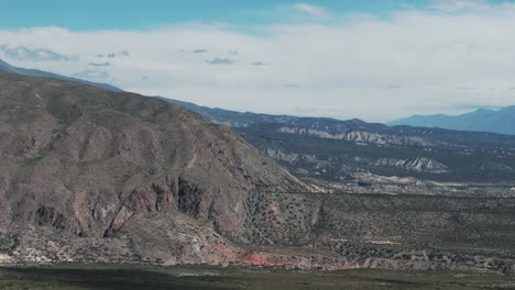 Vista-Aérea-Del-Escarpado-Paisaje-Montañoso-Del-Desierto-Seco-Y-Escénico